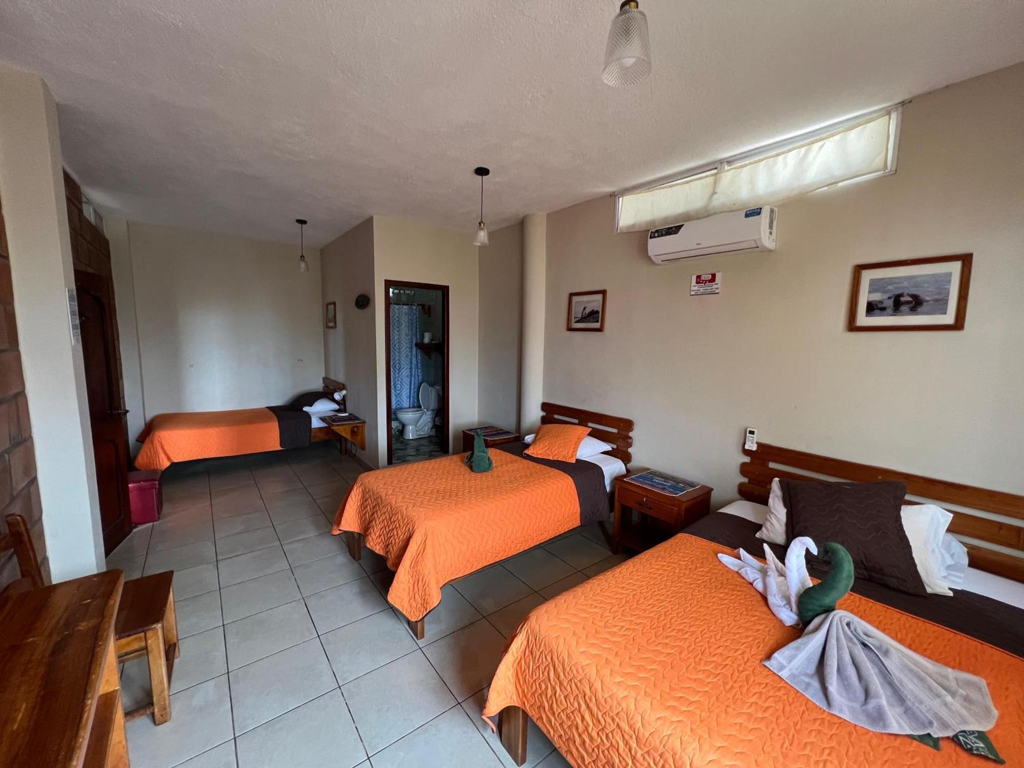 Hostal Cattleya Puerto Baquerizo Moreno Dış mekan fotoğraf