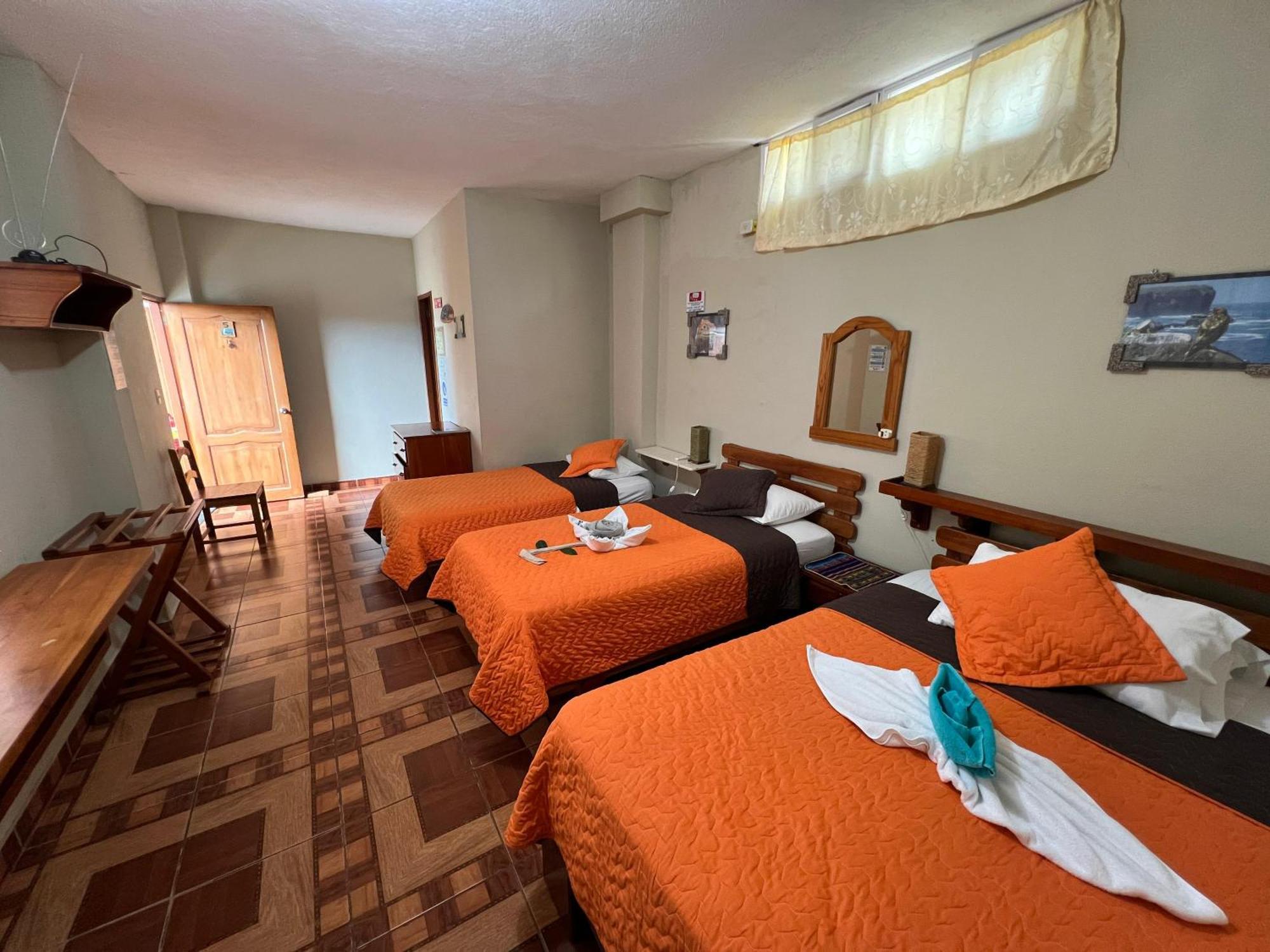 Hostal Cattleya Puerto Baquerizo Moreno Dış mekan fotoğraf